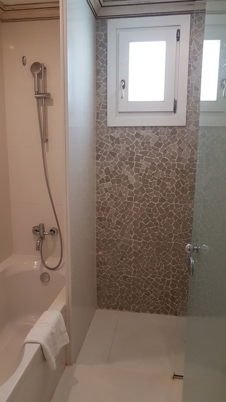 douche, ligbad en wc, door een deur apart van het badkamer
