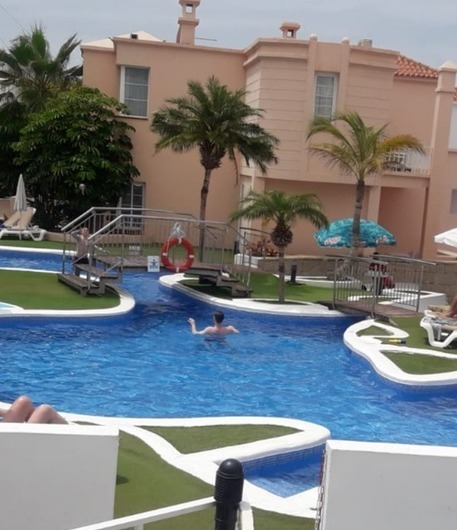 zwembad rondom de villa.s