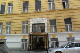 Hoofdingang Hotel Carleton Opera