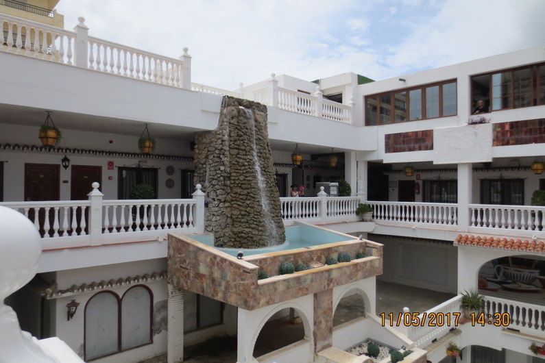 Hotel Las Rampas binnenplaats met watervalletje
