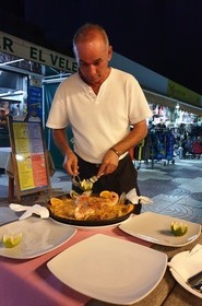 Paella eten op de boulevard