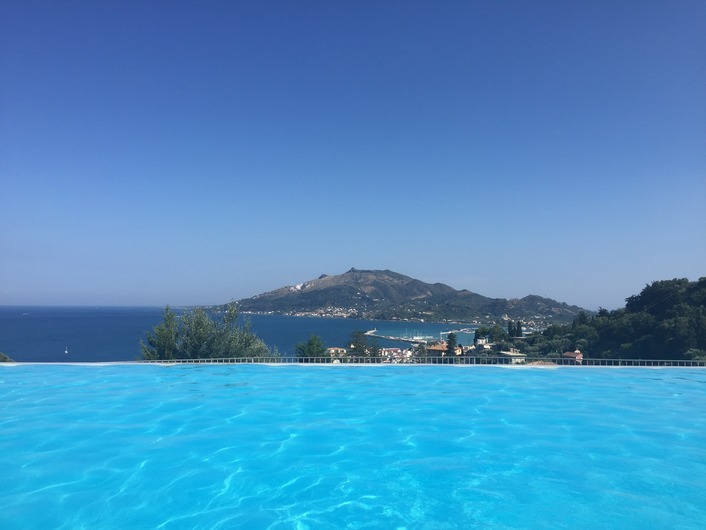 Panorama uitzicht aan het rustige zwembad