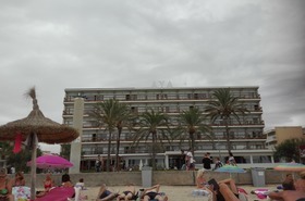 Hotel gezien vanaf strand