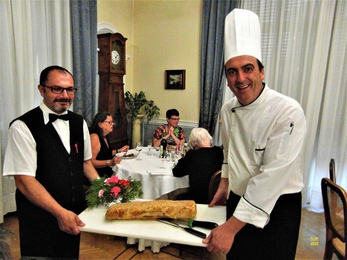 De kok en de ober presenteren het gebraad .