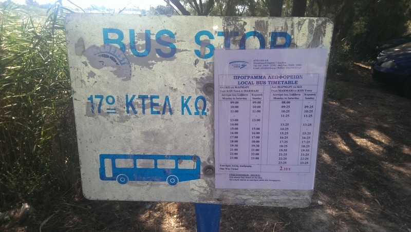 Busstop voor het hotel, met bustijden