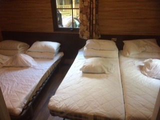 4 enkele bedden in een slaapkamer