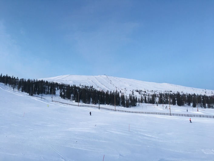 Vanuit hotelkamer zicht op piste