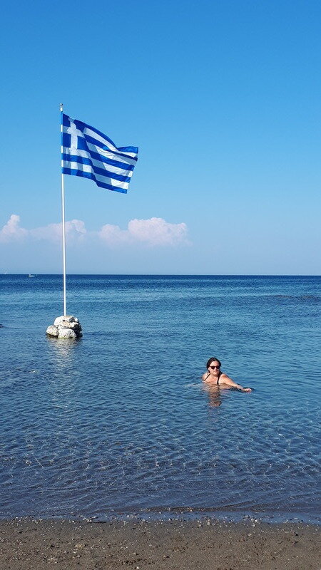 Kathara beach echt dichtbij en zeker een aanrader.. heerlijke hapjes en drankjes..!!!
