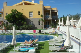 Zwembad en binnenkant van het hotel