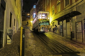 Na klein stijl straatje(30mtr en bij toeristische attractie met tram naar fenomenaal uitzicht lissab
