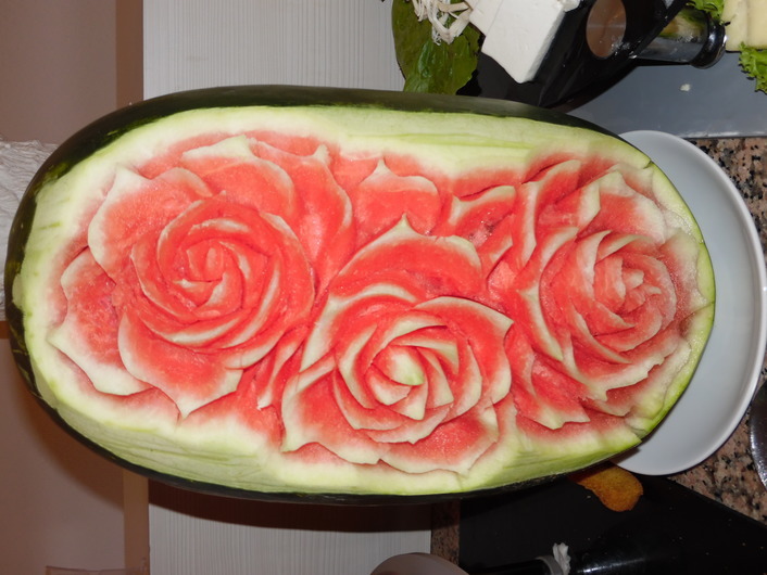roosjes in een meloen gemaakt .