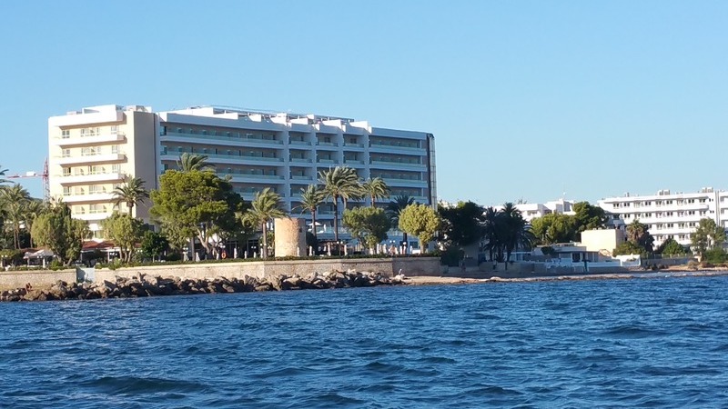 Hotel terre del mar vanaf zee gezien