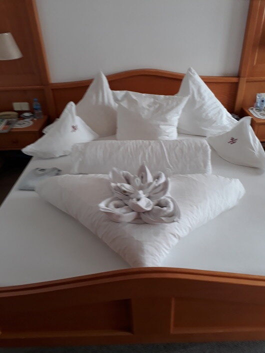 Kunstig opgemaakt bed.