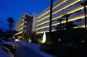 savonds is het hotel mooi verlicht