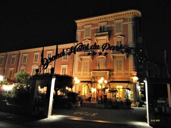 Ingang van het hotelcomplex .