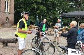 Uitleg van Piet tijdens fietstovht