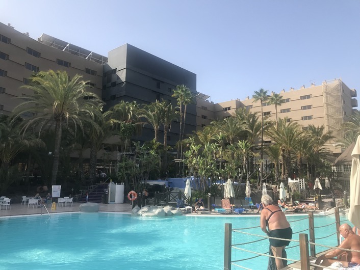Grote zwembad met uitzicht op het hotel