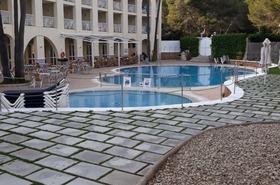 Zwembad en achteraanzicht Hotel