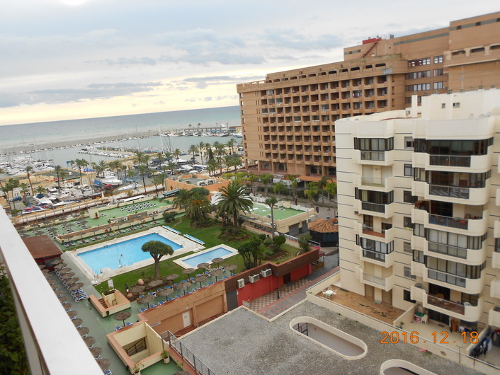 uitzicht van de 9 etage op het zwembad en jachthaven .