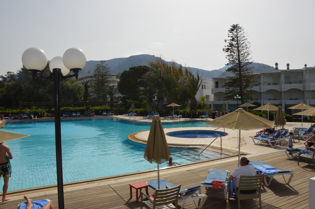 Zwembad met hotel op achtergrond