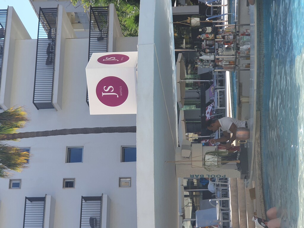 De swim-up bar