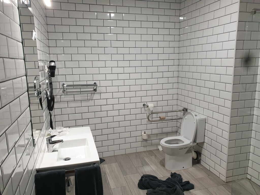 Twinkamer deel badkamer