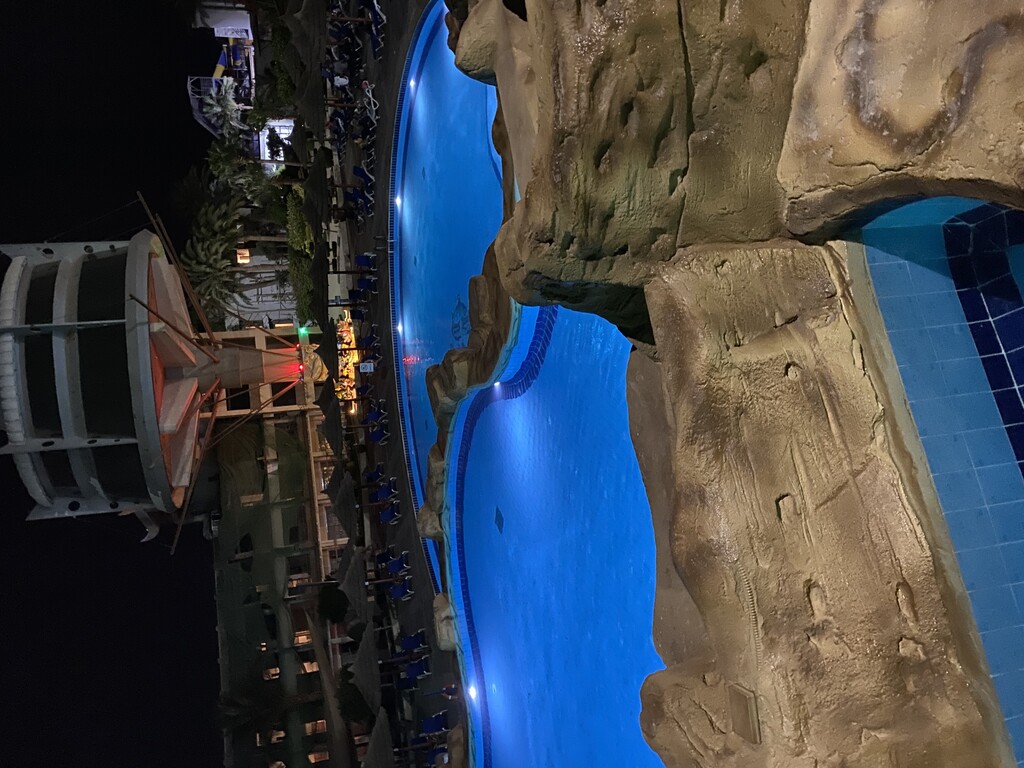 Zwembad bij avond
