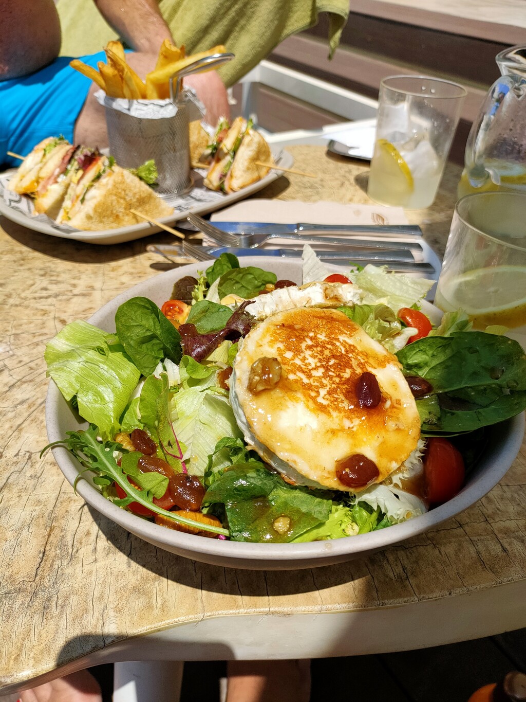 Lunch bij zwembad