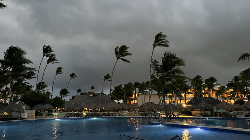 Zwembad Punta Cana bij avond/slecht weer