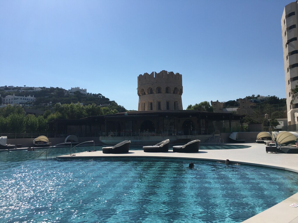 Het zwembad bij Esperos Palace